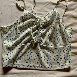 Dainty floral crop top 🤍💫✨